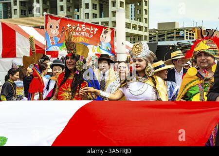 ODAIBA, JAPAN, 3. MAI 2023: Odaiba ist eine große künstliche Insel in der Bucht von Tokio. Flaggen, Banner und Musik. Kostümvorführung der per Stockfoto