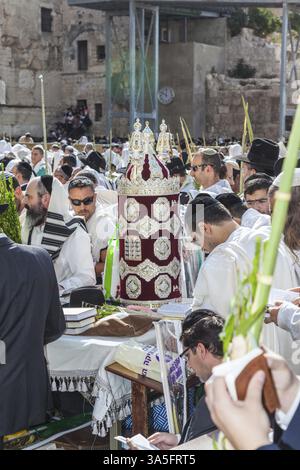 JERUSALEM, ISRAEL - 12. OKTOBER 2014: Morning Herbstsukkot. Das Gebiet vor der westlichen Tempelmauer. Eine Menge jüdischer Anbeter in weißen Kleidern Stockfoto