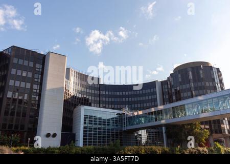 STRASSBURG, FRANKREICH - 19. SEPTEMBER 2024: Ein modernes Architekturgebäude in Straßburg, Frankreich, das sein einzigartiges Design zeigt Stockfoto