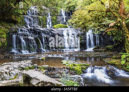 Reisen Sie an die Enden der Welt. Neuseeland, Südinsel. Südliche Panoramastraße. Malerische und herrliche Wasserfälle Purakaunui Falls. Picturesqu Stockfoto