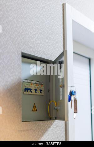 Öffnen Sie die elektrische Schalttafel in der Wohnung Stockfoto