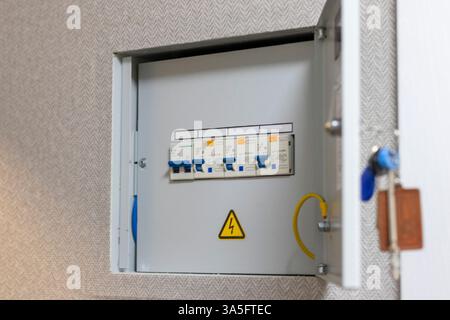 Öffnen Sie die elektrische Schalttafel in der Wohnung Stockfoto