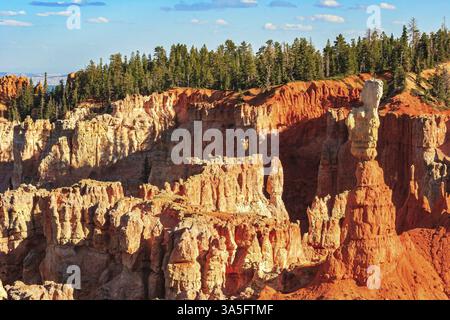 Der berühmteste Hoodoo ist Thors Hammer. Hoodoos sind einzigartige geologische Strukturen, die durch Erosion entstehen. Bryce Canyon in den USA. Unglaubliche Landschaft schlecht Stockfoto
