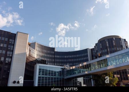 STRASSBURG, FRANKREICH - 19. SEPTEMBER 2024: Ein modernes Architekturgebäude in Straßburg, Frankreich, das sein einzigartiges Design zeigt Stockfoto
