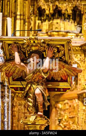 Dekorative Stützskulptur eines Engels auf einem Altarständer, Innenausstattung in der Kathedrale von Sevilla. Stockfoto
