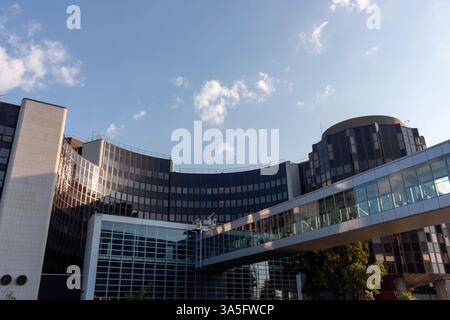 STRASSBURG, FRANKREICH - 19. SEPTEMBER 2024: Ein modernes Architekturgebäude in Straßburg, Frankreich, das sein einzigartiges Design zeigt Stockfoto