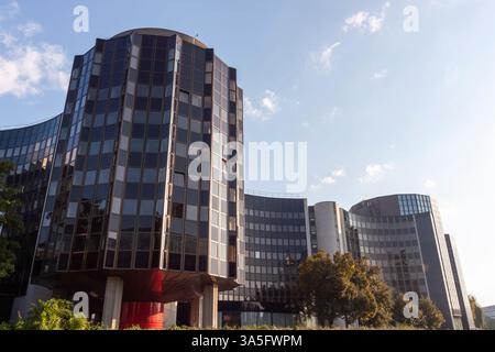 STRASSBURG, FRANKREICH - 19. SEPTEMBER 2024: Ein modernes Architekturgebäude in Straßburg, Frankreich, das sein einzigartiges Design zeigt Stockfoto