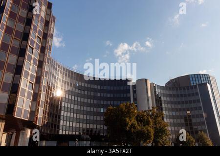 STRASSBURG, FRANKREICH - 19. SEPTEMBER 2024: Ein modernes Architekturgebäude in Straßburg, Frankreich, das sein einzigartiges Design zeigt Stockfoto