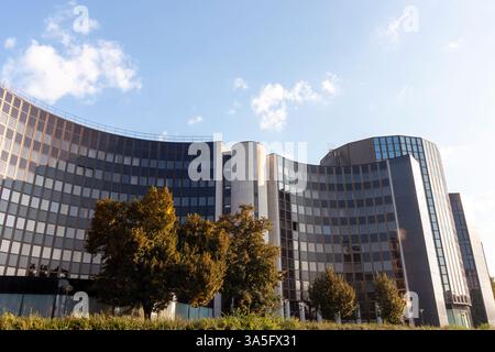 STRASSBURG, FRANKREICH - 19. SEPTEMBER 2024: Ein modernes Architekturgebäude in Straßburg, Frankreich, das sein einzigartiges Design zeigt Stockfoto