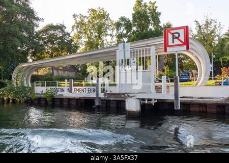 STRASSBURG, FRANKREICH - 19. SEPTEMBER 2024: Das Ponton Allmendingen Eure in Straßburg, Frankreich, zeigt sein einzigartiges architektonisches Design Stockfoto