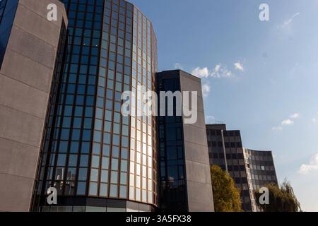 STRASSBURG, FRANKREICH - 19. SEPTEMBER 2024: Ein modernes Architekturgebäude in Straßburg, Frankreich, das sein einzigartiges Design zeigt Stockfoto