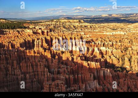 Riesiges natürliches Amphitheater, geschaffen durch Erosion. Hoodoos sind einzigartige geologische Strukturen, die durch Erosion entstehen. Unglaubliche Landschaft, die von der Sonne beleuchtet wird Stockfoto