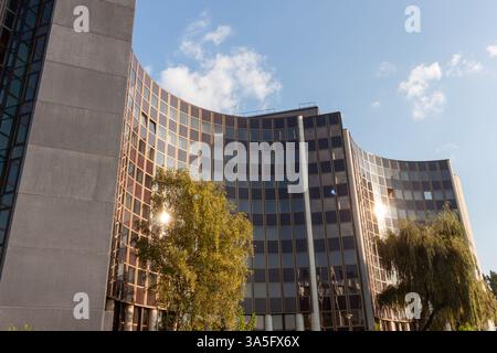STRASSBURG, FRANKREICH - 19. SEPTEMBER 2024: Ein modernes Architekturgebäude in Straßburg, Frankreich, das sein einzigartiges Design zeigt Stockfoto