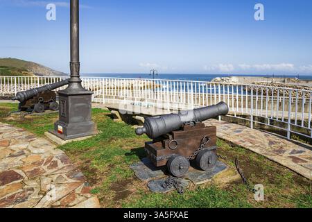 Antike Kanonen. Der Fischerhafen Luarca in der Bucht und vertäute Vergnügungsyachten. Asturien, Atlantikküste. Romantische Reise nach Spanien. Teil des berühmten C Stockfoto
