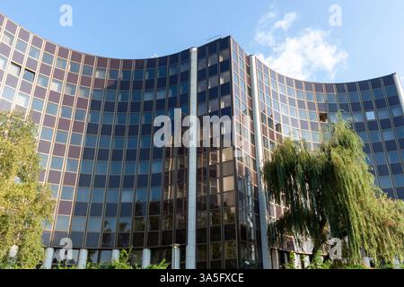 STRASSBURG, FRANKREICH - 19. SEPTEMBER 2024: Ein modernes Architekturgebäude in Straßburg, Frankreich, das sein einzigartiges Design zeigt Stockfoto