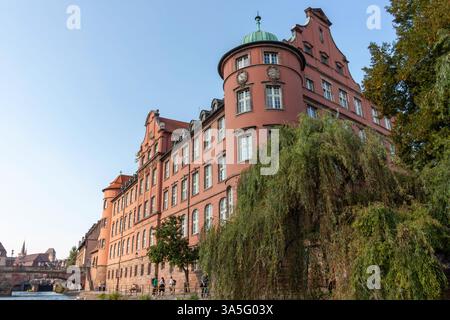 STRASSBURG, FRANKREICH - 19. SEPTEMBER 2024: Schulgebäude an einem Kanal in Straßburg, Frankreich Stockfoto