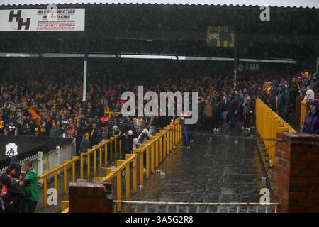 Castleford-Fans versuchen während des Super League-Spiels zwischen Wakefield Trinity und Hull FC am 21. März 2025 in Belle Vue, Wakefield, UK, Schutz vor Regen zu finden. Foto von Simon Hall. Nur redaktionelle Verwendung, Lizenz für kommerzielle Nutzung erforderlich. Keine Verwendung bei Wetten, Spielen oder Publikationen eines einzelnen Clubs/einer Liga/eines Spielers. Stockfoto