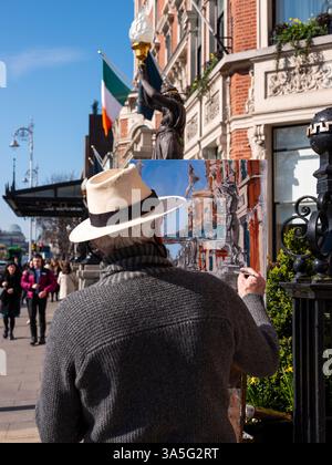 Ein Künstler auf der Straße malt das Merrion Hotel in Dublin, Irland. Stockfoto
