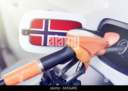 Norwegische Flagge auf dem Deckel des Gastanks eines Autos an einer Tankstelle in der Nähe. Hohe oder niedrige Preise für Benzin und Dieselkraftstoff an der norwegischen Tankstelle Stockfoto