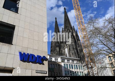 Logo, Schriftzug des WDR Westdeutscher Rundfunk auf dem Gebäude des Funkhauses und im Hintergrund der Kölner Dom *** Logo, Schriftzug des WDR Westdeutschen Rundfunks auf dem Gebäude des Rundfunks und Kölner Dom im Hintergrund Stockfoto