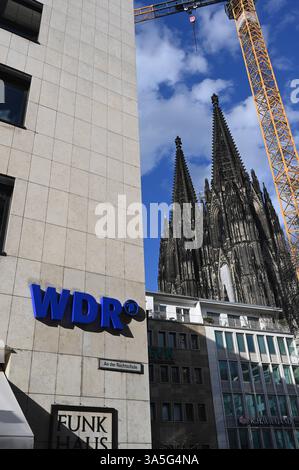 Logo, Schriftzug des WDR Westdeutscher Rundfunk auf dem Gebäude des Funkhauses und im Hintergrund der Kölner Dom *** Logo, Schriftzug des WDR Westdeutschen Rundfunks auf dem Gebäude des Rundfunks und Kölner Dom im Hintergrund Stockfoto