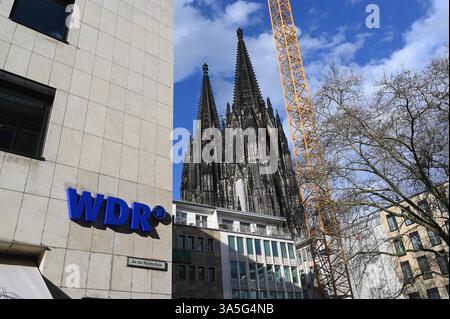 Logo, Schriftzug des WDR Westdeutscher Rundfunk auf dem Gebäude des Funkhauses und im Hintergrund der Kölner Dom *** Logo, Schriftzug des WDR Westdeutschen Rundfunks auf dem Gebäude des Rundfunks und Kölner Dom im Hintergrund Stockfoto