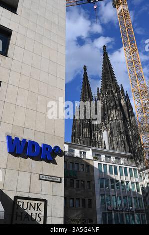 Logo, Schriftzug des WDR Westdeutscher Rundfunk auf dem Gebäude des Funkhauses und im Hintergrund der Kölner Dom *** Logo, Schriftzug des WDR Westdeutschen Rundfunks auf dem Gebäude des Rundfunks und Kölner Dom im Hintergrund Stockfoto
