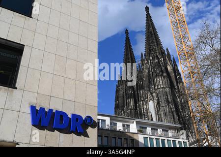 Logo, Schriftzug des WDR Westdeutscher Rundfunk auf dem Gebäude des Funkhauses und im Hintergrund der Kölner Dom *** Logo, Schriftzug des WDR Westdeutschen Rundfunks auf dem Gebäude des Rundfunks und Kölner Dom im Hintergrund Stockfoto