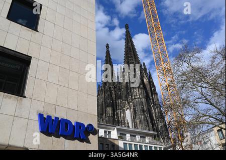 Logo, Schriftzug des WDR Westdeutscher Rundfunk auf dem Gebäude des Funkhauses und im Hintergrund der Kölner Dom *** Logo, Schriftzug des WDR Westdeutschen Rundfunks auf dem Gebäude des Rundfunks und Kölner Dom im Hintergrund Stockfoto