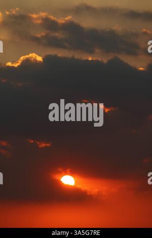 Atemberaubender heller Glanz auf dem orange-roten bewölkten Himmel Stockfoto