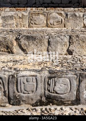 Petroglyphentreppe am Tempel von fünf Etagen, detaillierte Ansicht, große Akropolis, Archäologische Stätte Edzna, Campeche State, Mexiko Stockfoto