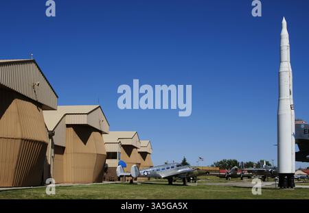 Boeing LGM-30F Minuteman II. Amerikanische silobasierte Interkontinentalrakete, die zweite Generation der Minuteman ICBM-Familie (Intercontinental ballistic Missile). Die von Boeing produzierte Maschine wurde für Bodenziele mit einer Reichweite von 12.500 km entwickelt Die Rakete hatte eine Länge von 18,2 m. das Minuteman II-Entwicklungsprogramm begann im Oktober 1963 und trat 1965 nach mehreren erfolgreichen Tests im Jahr 1964 in Dienst. Es war mit einem Feststoffmotor und einem digitalen Bordcomputer ausgestattet. Sie enthielt ein verbessertes Leitsystem, das die Auswahl mehrerer Ziele ermöglichte. Danach Stockfoto