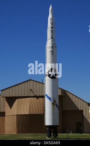 Boeing LGM-30F Minuteman II. Amerikanische silobasierte Interkontinentalrakete, die zweite Generation der Minuteman ICBM-Familie (Intercontinental ballistic Missile). Die von Boeing produzierte Maschine wurde für Bodenziele mit einer Reichweite von 12.500 km entwickelt Die Rakete hatte eine Länge von 18,2 m. das Minuteman II-Entwicklungsprogramm begann im Oktober 1963 und trat 1965 nach mehreren erfolgreichen Tests im Jahr 1964 in Dienst. Es war mit einem Feststoffmotor und einem digitalen Bordcomputer ausgestattet. Sie enthielt ein verbessertes Leitsystem, das die Auswahl mehrerer Ziele ermöglichte. Danach Stockfoto