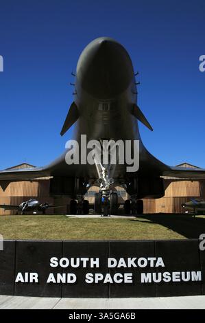 Rockwell B-1B-Lancer. Viermotoriger strategischer Bomber-Variablenflügel, der von der United States Air Force (USAF) eingesetzt wird. Die B-1B-Version trat 1986 in Dienst und wurde dem Strategic Air Command (SAC) als Atombomber zugewiesen. In den 1990er Jahren wurde die B-1B für den Einsatz als konventioneller Bomber modifiziert. Zum ersten Mal trat sie während der Operation Desert Fox in den Kampf ein, wobei sie vom 16. Bis 19. Dezember 1998 Bombenangriffe auf den Irak unternahm. South Dakota Air and Space Museum. Box Elder, South Dakota, Usa. Stockfoto