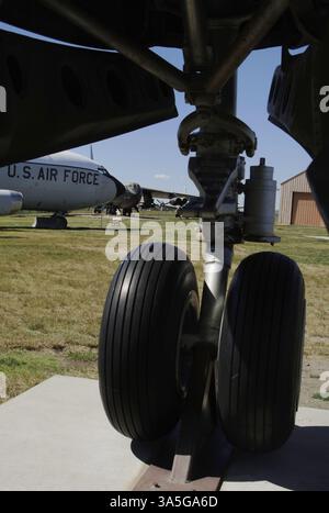 Boeing B-29 Superfortress. Schwerer Bomber mit Propellerantrieb in den USA. Der erste von Boeing zwischen 1943 und 1946 produzierte Prototyp startete am 21. September 1942 von Boeing Field, Seattle, und trat am 8. Mai 1944 in Dienst. Es wurde hauptsächlich von den Vereinigten Staaten während der letzten Phase des Zweiten Weltkriegs und des Koreakrieges (1950–1953) genutzt. Es wurde mit modernster Technologie für seine Zeit entwickelt, einschließlich einer Druckkabine, zweirädrigen Dreiradfahrwerk und einem analogen computergesteuerten Feuerleitsystem, das es einem Schützen und einem Feuerwehrmann erlaubte, sich aus der Ferne zu steuern Stockfoto