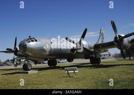 Boeing B-29 Superfortress. Schwerer Bomber mit Propellerantrieb in den USA. Der erste von Boeing zwischen 1943 und 1946 produzierte Prototyp startete am 21. September 1942 von Boeing Field, Seattle, und trat am 8. Mai 1944 in Dienst. Es wurde hauptsächlich von den Vereinigten Staaten während der letzten Phase des Zweiten Weltkriegs und des Koreakrieges (1950–1953) genutzt. Es wurde mit modernster Technologie für seine Zeit entwickelt, einschließlich einer Druckkabine, zweirädrigen Dreiradfahrwerk und einem analogen computergesteuerten Feuerleitsystem, das es einem Schützen und einem Feuerwehrmann erlaubte, sich aus der Ferne zu steuern Stockfoto
