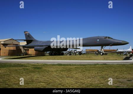 Rockwell B-1B-Lancer. Viermotoriger strategischer Bomber-Variablenflügel, der von der United States Air Force (USAF) eingesetzt wird. Die B-1B-Version trat 1986 in Dienst und wurde dem Strategic Air Command (SAC) als Atombomber zugewiesen. In den 1990er Jahren wurde die B-1B für den Einsatz als konventioneller Bomber modifiziert. Zum ersten Mal trat sie während der Operation Desert Fox in den Kampf ein, wobei sie vom 16. Bis 19. Dezember 1998 Bombenangriffe auf den Irak unternahm. South Dakota Air and Space Museum. Box Elder, South Dakota, Usa. Stockfoto