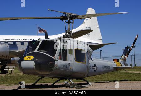 Bell UH-1F Irokesen. Ziviler Militärhubschrauber mittlerer Größe und Mehrzweckflugzeuge. UH-1F wurde vom US-amerikanischen Hersteller Bell Helicopter produziert und am 20. Februar 1964 in die United States Air Force (USAF) eingeführt. Sie wurden hauptsächlich für die Raketenüberwachung eingesetzt. Materialtransfer und luftmedizinische Evakuierung von Verletzten. South Dakota Air and Space Museum. Box Elder, South Dakota, Usa. Stockfoto