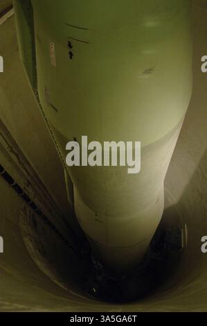 Boeing LGM-30F Minuteman II. Amerikanische silobasierte Interkontinentalrakete, die zweite Generation der Minuteman ICBM-Familie (Intercontinental ballistic Missile). Die von Boeing produzierte Maschine wurde für Bodenziele mit einer Reichweite von 12.500 km entwickelt Die Rakete hatte eine Länge von 18,2 m. das Minuteman II-Entwicklungsprogramm begann im Oktober 1963 und trat 1965 nach mehreren erfolgreichen Tests im Jahr 1964 in Dienst. Es war mit einem Feststoffmotor und einem digitalen Bordcomputer ausgestattet. Sie enthielt ein verbessertes Leitsystem, das die Auswahl mehrerer Ziele ermöglichte. Danach Stockfoto