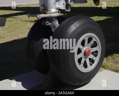 Boeing B-29 Superfortress. Schwerer Bomber mit Propellerantrieb in den USA. Der erste von Boeing zwischen 1943 und 1946 produzierte Prototyp startete am 21. September 1942 von Boeing Field, Seattle, und trat am 8. Mai 1944 in Dienst. Es wurde hauptsächlich von den Vereinigten Staaten während der letzten Phase des Zweiten Weltkriegs und des Koreakrieges (1950–1953) genutzt. Es wurde mit modernster Technologie für seine Zeit entwickelt, einschließlich einer Druckkabine, zweirädrigen Dreiradfahrwerk und einem analogen computergesteuerten Feuerleitsystem, das es einem Schützen und einem Feuerwehrmann erlaubte, sich aus der Ferne zu steuern Stockfoto