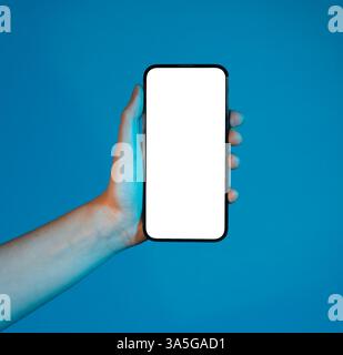 Das Smartphone in der Hand halten und für das Modell halten. Digitales Gerät im abstrakten Konzept, leerer Bildschirm für Werbung oder Werbeaktion. Moderne Technik Stockfoto