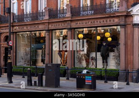 LONDON, Großbritannien - 19. MÄRZ 2025: Außenansicht des James Purdey Sons-Ladens in der South Audley Street Stockfoto