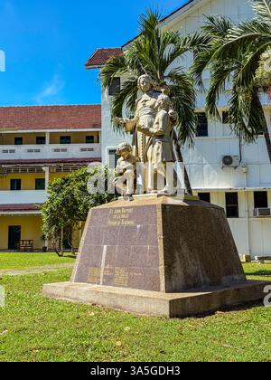 St. John Baptist de La Salle, Schutzpatron der Lehrer Statue in George Town, Penang. Befindet sich in St. Xavier's Institution. Stockfoto