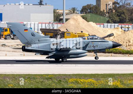 Luftwaffe Panavia Tornado IDS (REG: 4519), die mit einem weiteren Tornado auf einer Navigationsübung ankommt. Stockfoto