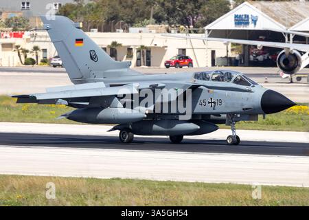 Luftwaffe Panavia Tornado IDS (REG: 4519), die mit einem weiteren Tornado auf einer Navigationsübung ankommt. Stockfoto