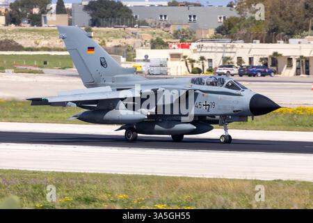 Luftwaffe Panavia Tornado IDS (REG: 4519), die mit einem weiteren Tornado auf einer Navigationsübung ankommt. Stockfoto