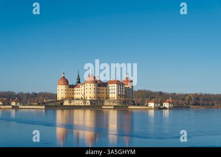 Das barocke Schloss Moritzburg in Sachsen bei Dresden in Deutschland von einem öffentlichen Weg aus gesehen Stockfoto