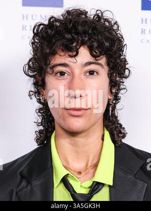 Century City, Usa. März 2025. CENTURY CITY, LOS ANGELES, KALIFORNIEN, USA - 22. MÄRZ: Vico Ortiz kommt 2025 zum Los Angeles Dinner der Menschenrechtskampagne, das am 22. März 2025 im Fairmont Century Plaza in Century City, Los Angeles, Kalifornien, USA stattfindet. (Foto: Xavier Collin/Image Press Agency) Credit: Image Press Agency/Alamy Live News Stockfoto