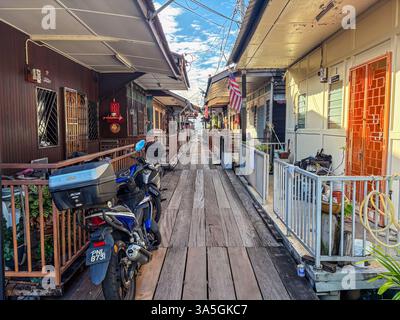 Häuser auf Stelzen und einem Motorrad in der Clan-Siedlung Chew Jetty in Georgetown, Penang, Malaysia. Stockfoto