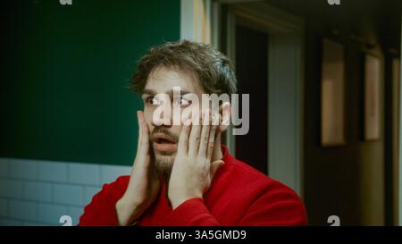 Schläfriger junger Mann, der morgens gähnt und versucht aufzuwachen und sich schläfrig zu fühlen, der mit Müdigkeit und Morgenroutine kämpft Stockfoto